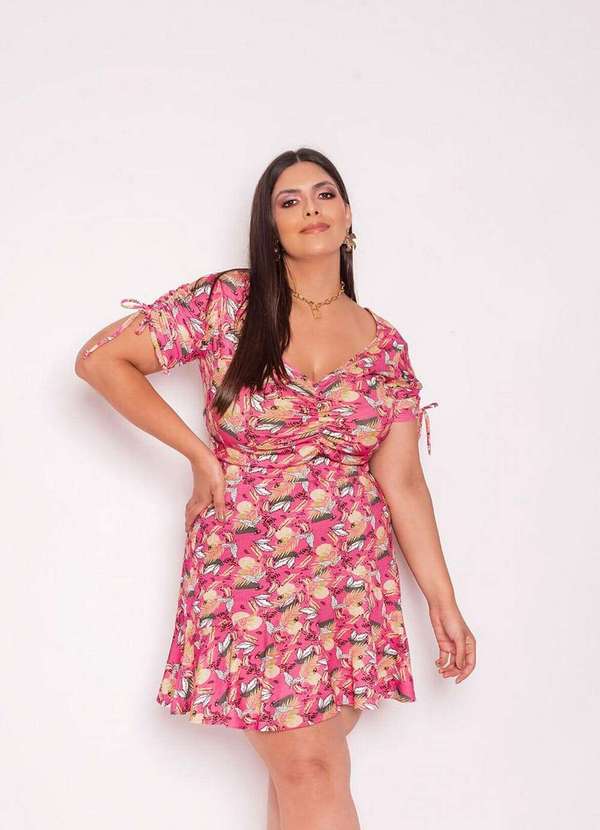 Vestido Plus Size Estampado Franzido Decote Rosa Ana Maya Curves