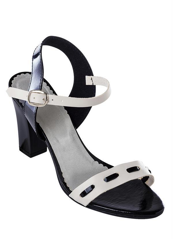 sandalia preta e branca