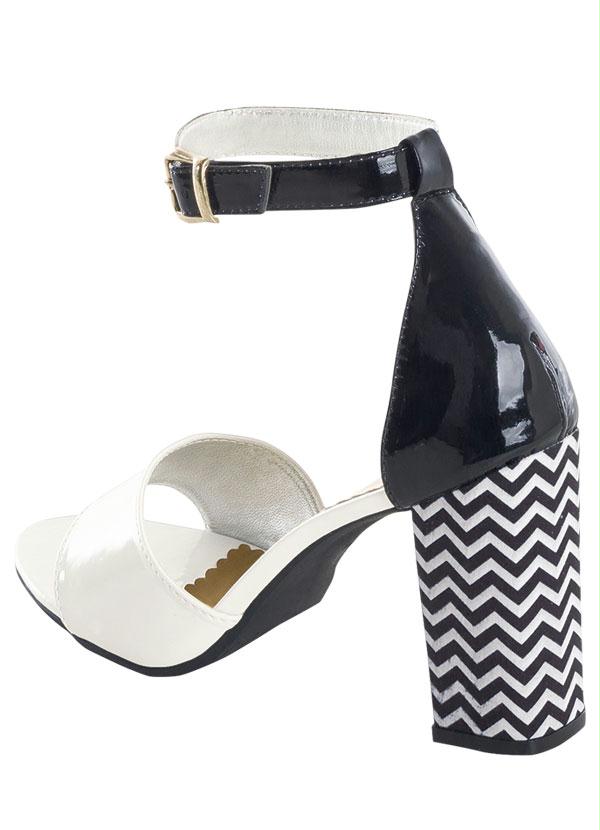 Outlet - Sandália Bicolor Preta e Branca Salto Geométrico 2