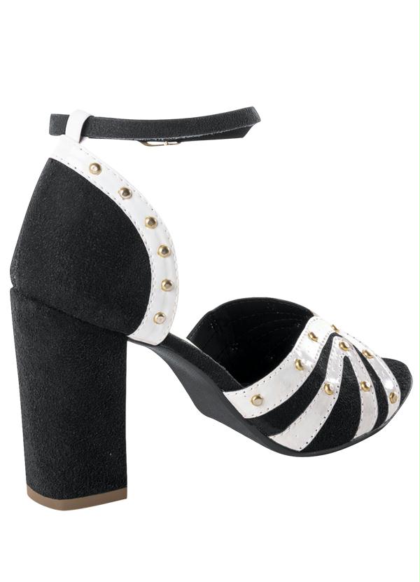 Outlet - Sandália Preta e Branca Detalhe Tachas 2