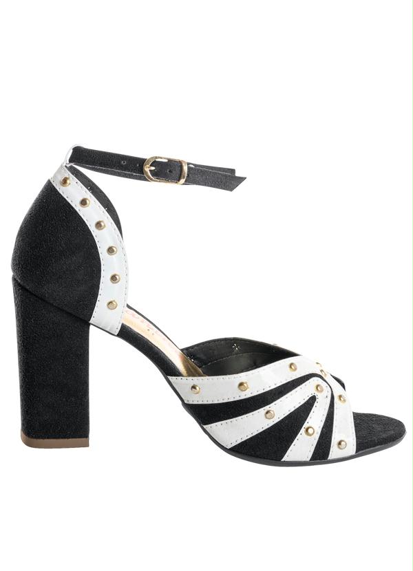 Outlet - Sandália Preta e Branca Detalhe Tachas 3