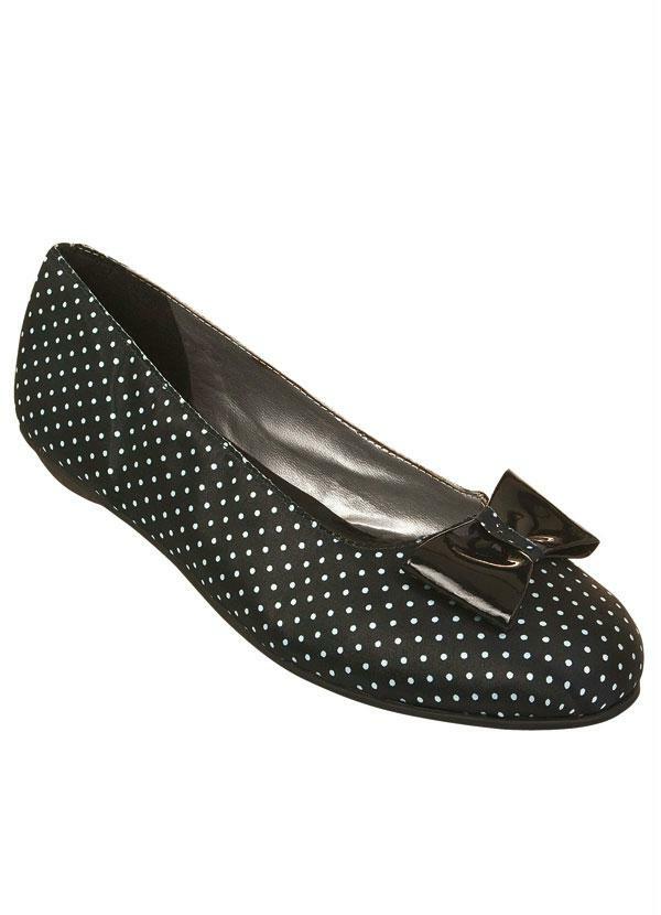 Moda Pop - Sapatilha com Cabedal em Poá Preta/Branca
