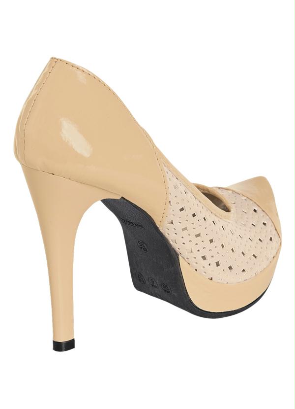 Outlet - Sapato Feminino Bege Modelo Meia Pata e Tubarão 2