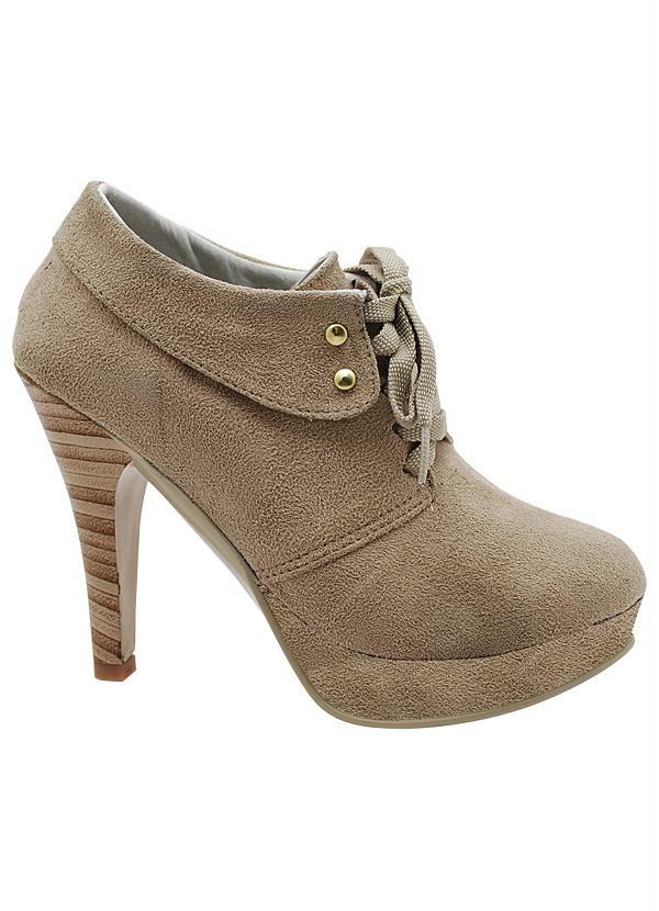 Outlet - Sapato Feminino Detalhe Tachas Bege