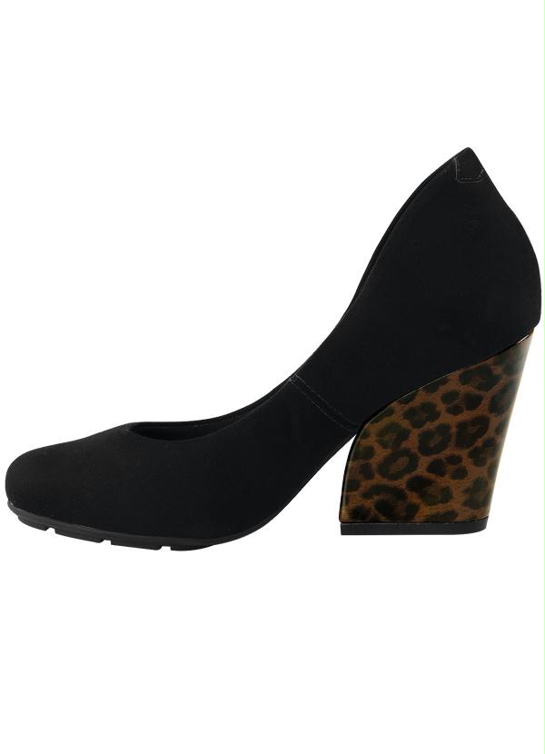 Moleca - Scarpin Preto Salto Estampa Onçinha Moleca 4