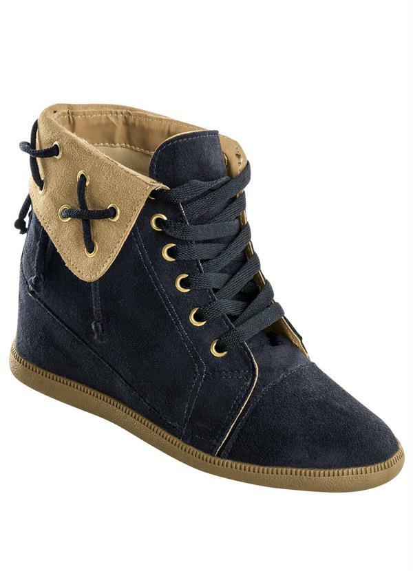 Outlet - Sneaker Preto Detalhe de Cano Dobrado
