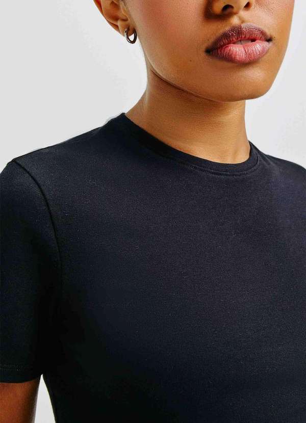 Hering - Blusa Feminina Cropped Manga Curta com Elastano Preto 2