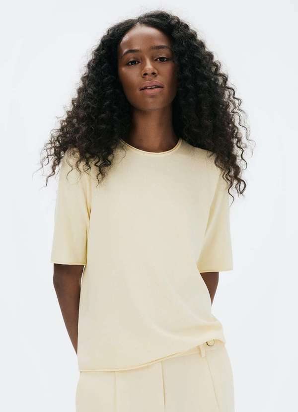 Hering - Blusa Feminina Manga Curta em Trico Leve Bege