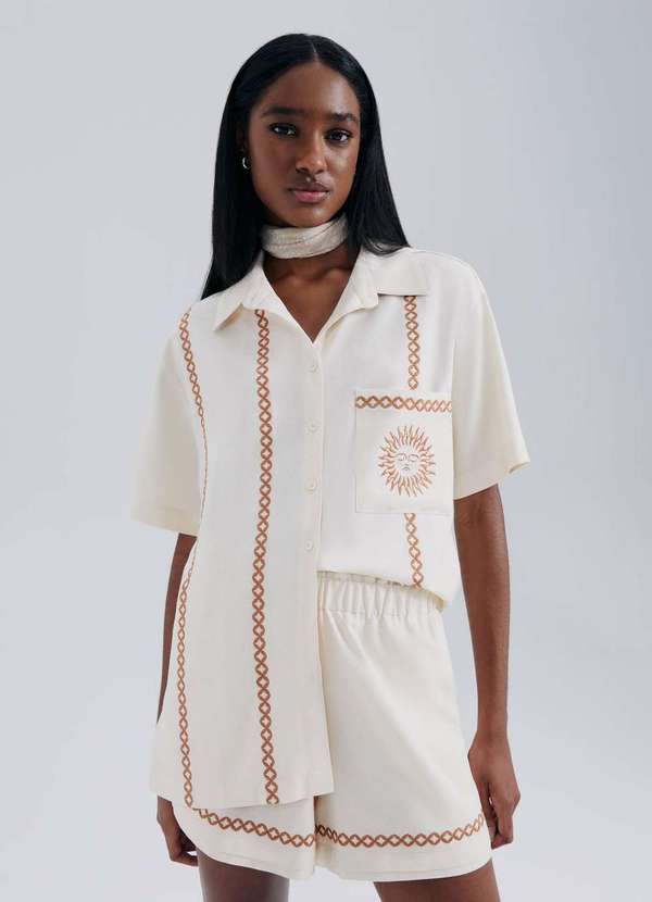 Hering - Camisa Feminina Manga Curta Bordada com Linho Bege