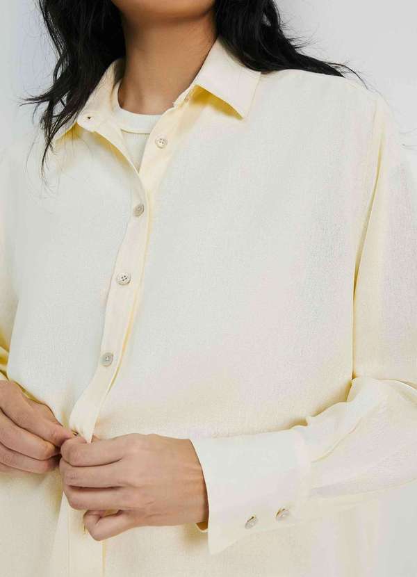 Hering - Camisa Feminina Manga Longa Ampla com Linho Amarelo 2