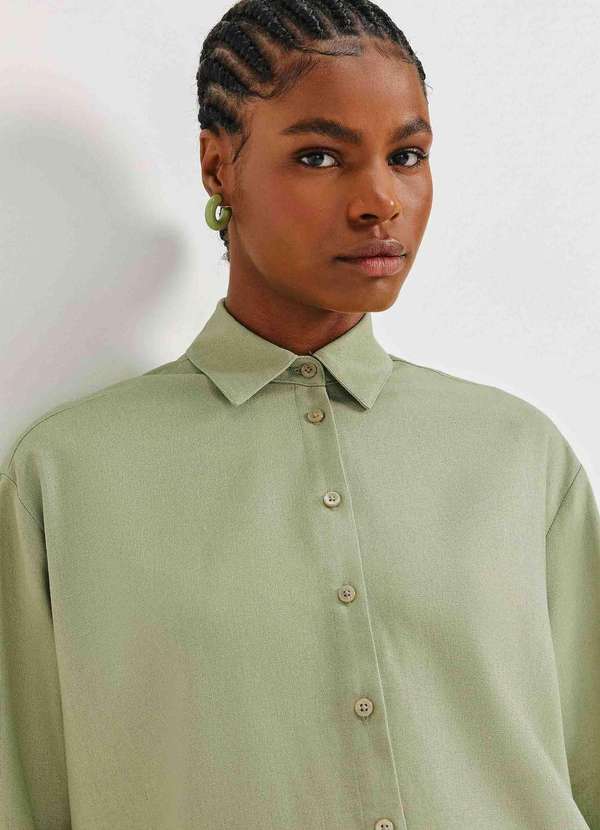 Hering - Camisa Feminina Manga Longa Ampla com Linho Verde 2