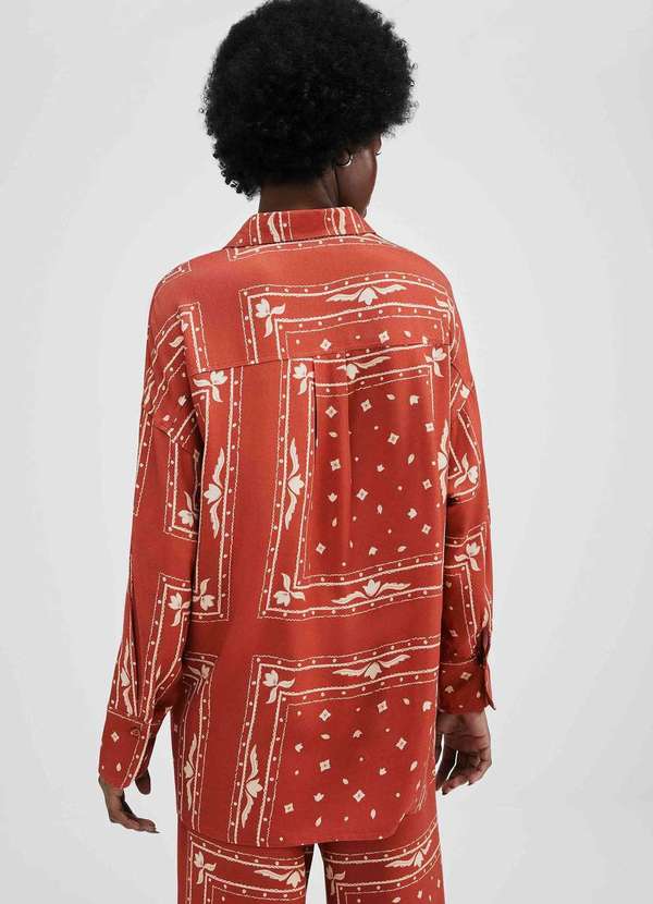 Hering - Camisa Feminina Manga Longa Estampada em Crepe Marrom 3