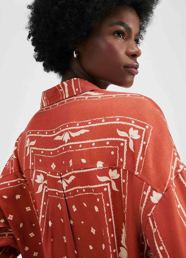 Hering - Camisa Feminina Manga Longa Estampada em Crepe Marrom 4