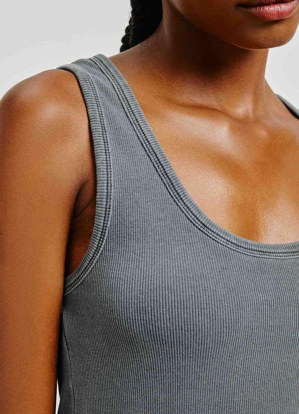 Hering - Regata Feminina Decote U em Ribana Canelada Preto 2