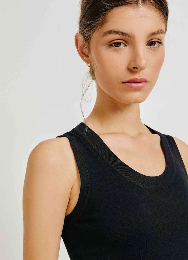 Hering - Regata Feminina Slim Decote U em Trico de Viscose Preto 2