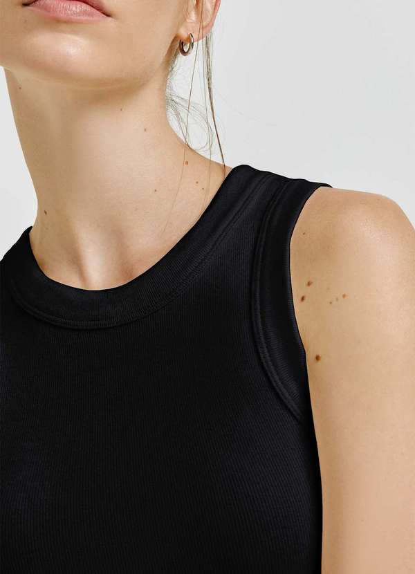 Hering - Regata Feminina Slim em Ribana Canelada Preto 2