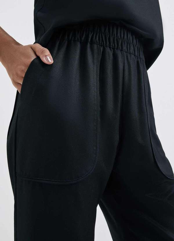 Hering - Calca Feminina Carrot Cintura Alta em Viscose Creponada Preto 3