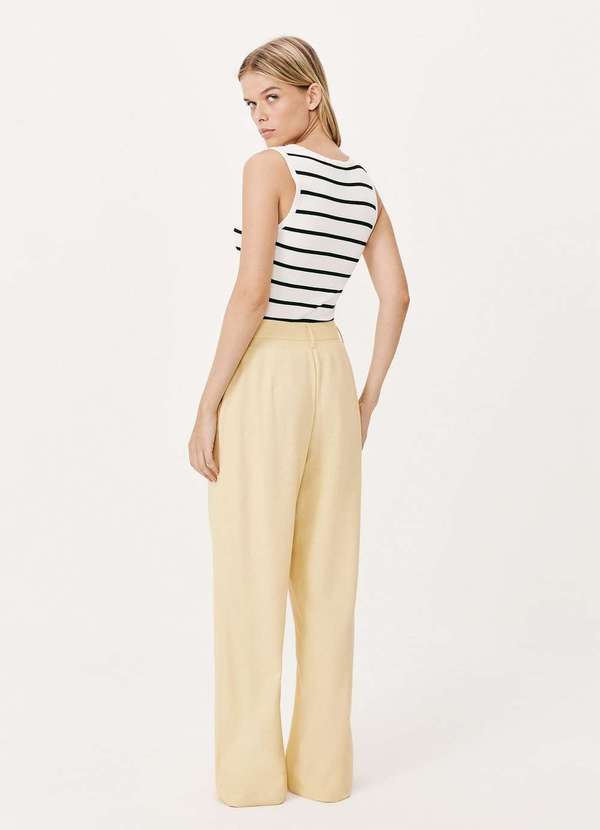 Hering - Calca Feminina Reta em Tecido Rustico Amarelo 3