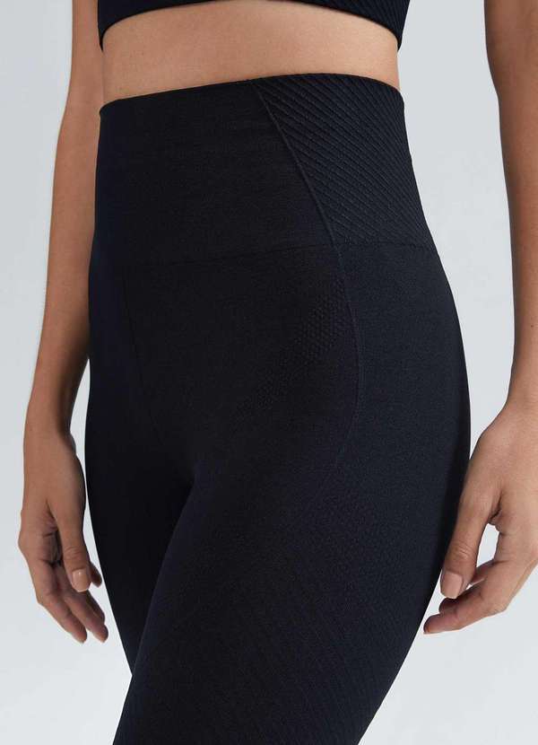 Hering - Calca Legging Esportiva Canelada sem Costura Preto 2