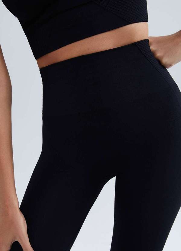 Hering - Calca Legging Esportiva Canelada sem Costura Preto 4