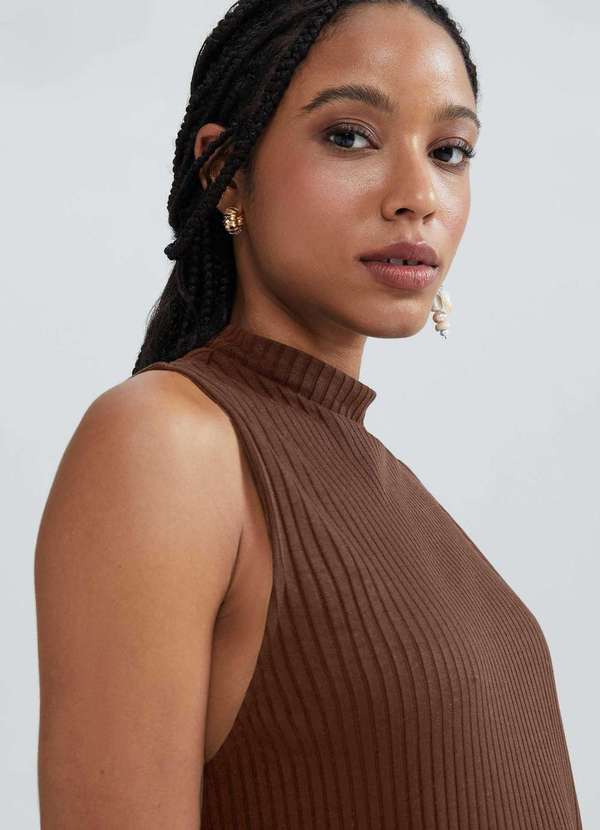 Hering - Vestido Curto Gola Alta em Ribana Marrom 4