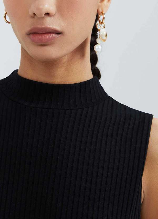 Hering - Vestido Curto Gola Alta em Ribana Preto 3