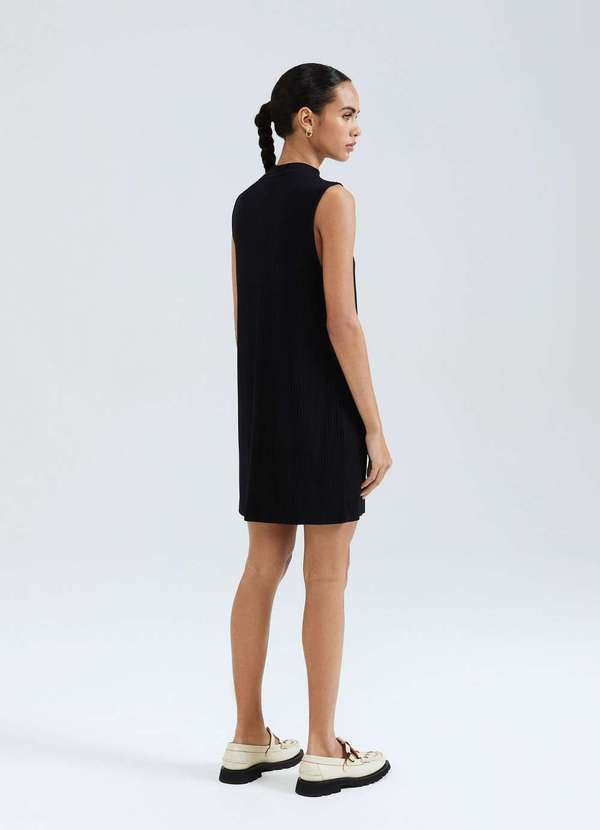 Hering - Vestido Curto Gola Alta em Ribana Preto 4