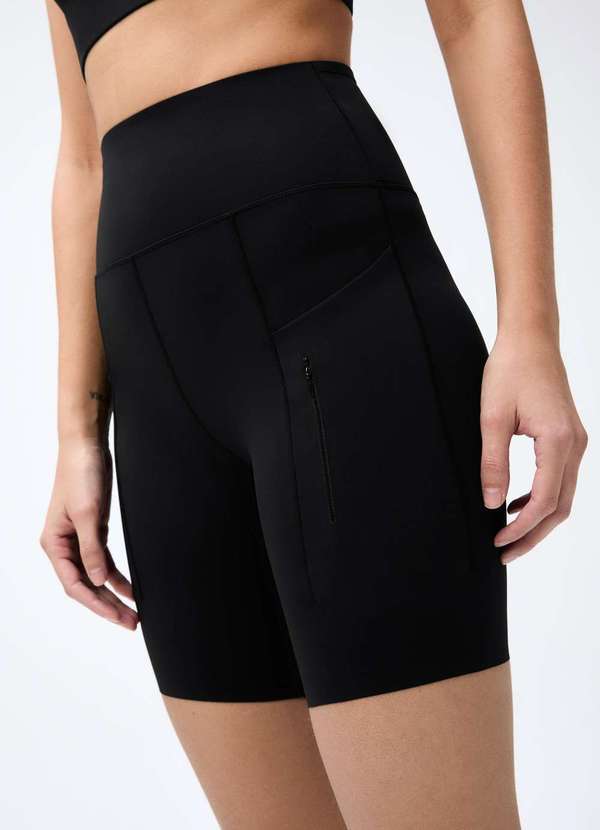 Hering - Bermuda Ciclista Feminina 6 Bolsos com Corte a Laser Preto