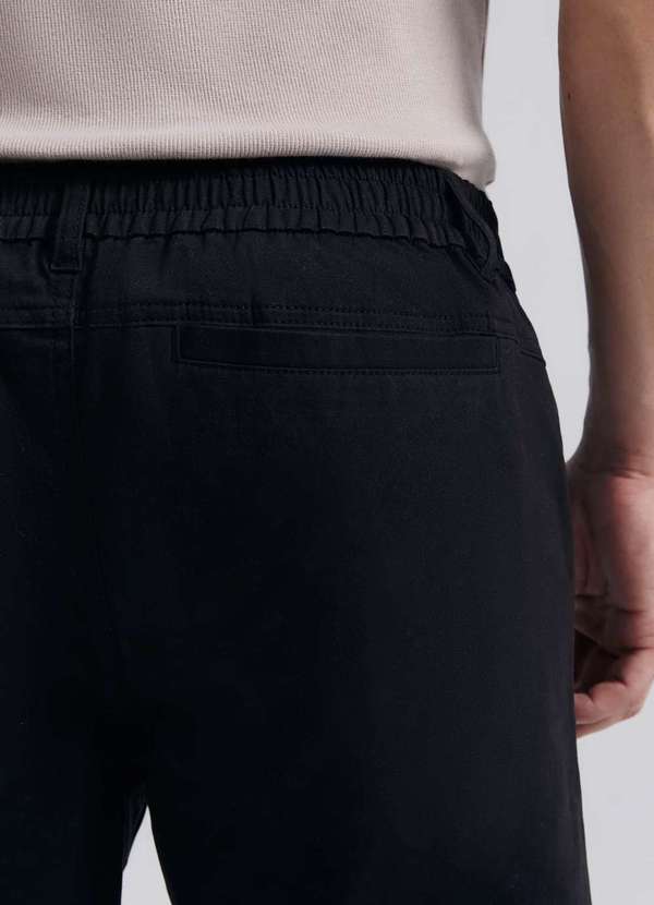 Hering - Bermuda Masculina Chino em Sarja Peletizada Preto 5