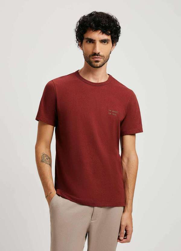 Hering - Camiseta Masculina em Malha Mescla com Bordado Marrom