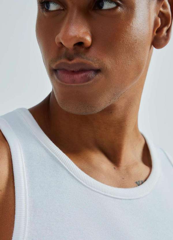 Hering - Regata Masculina Regular em Ribana Canelada Branco 2