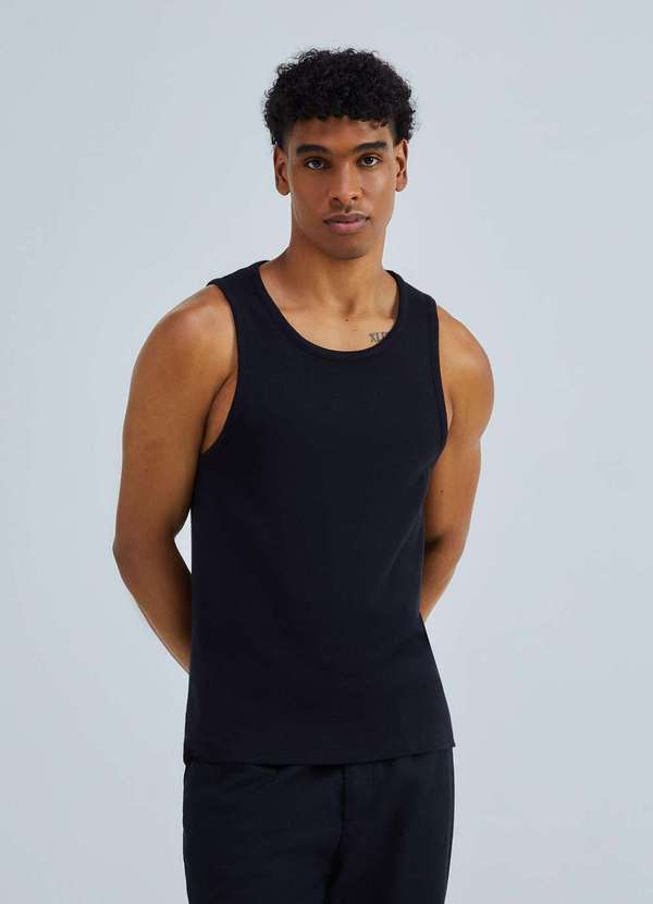 Hering - Regata Masculina Regular em Ribana Canelada Preto