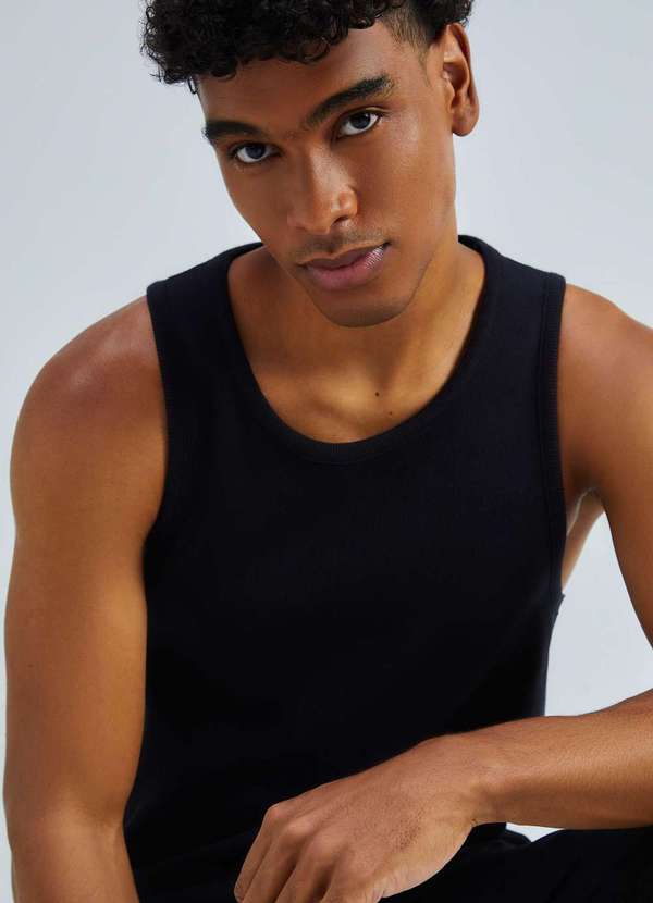 Hering - Regata Masculina Regular em Ribana Canelada Preto 2