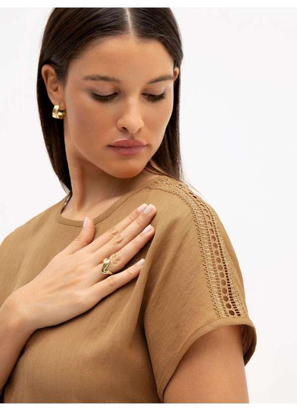 Principessa - Blusa com Ombros Deslocados e Entremeio Camel Gianny