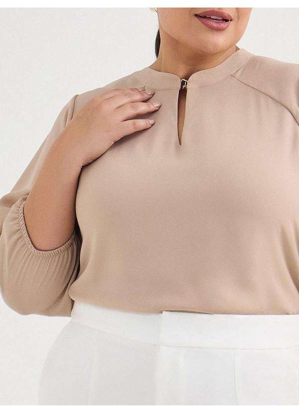 Principessa - Blusa Manga 7/8 em Crepe Plus Size Mocha Mousse Justina 3