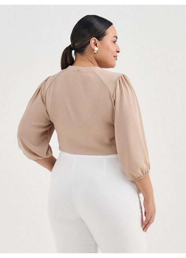 Principessa - Blusa Manga 7/8 em Crepe Plus Size Mocha Mousse Justina 4