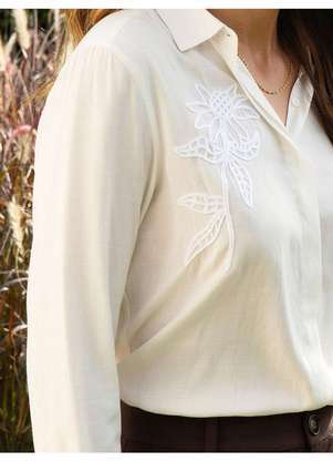 Principessa - Camisa Comfy em Viscose com Bordado Floral Off White Gisandra - PRINCIPESSA