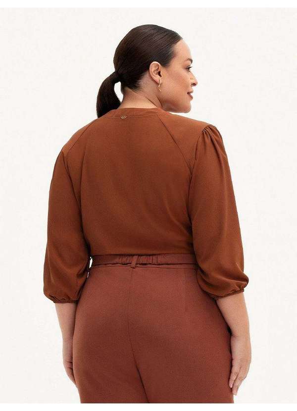 Principessa - Blusa Manga 7/8 em Crepe Plus Size Marrom Ferrugem Mika 5