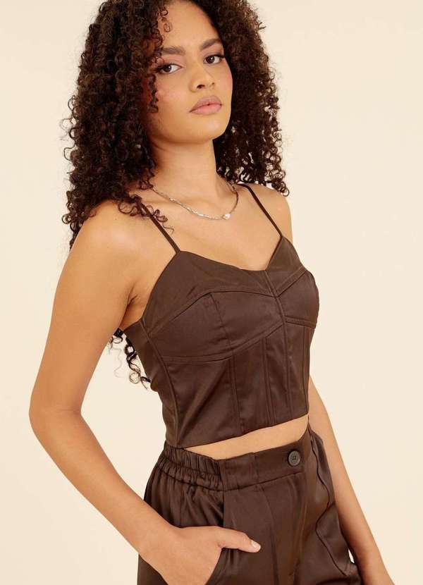 Pop Me - Blusa Cropped em Tecido Acetinado Alca com Recorte Marrom