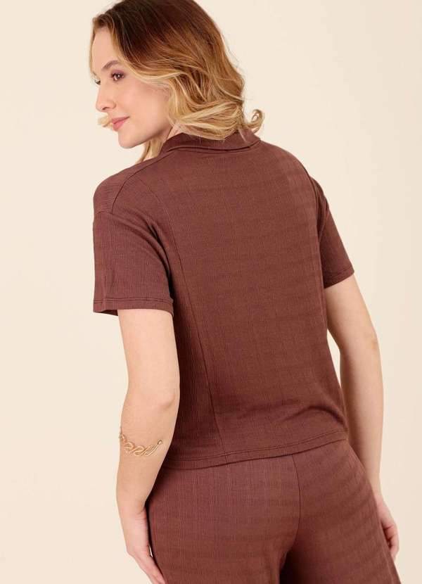 Pop Me - Blusa em Malha Texturizada Gola Polo Marrom 2