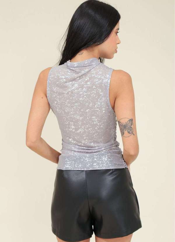 Pop Me - Blusa em Tule Foil sem Manga e Franzido Lateral Cinza 2