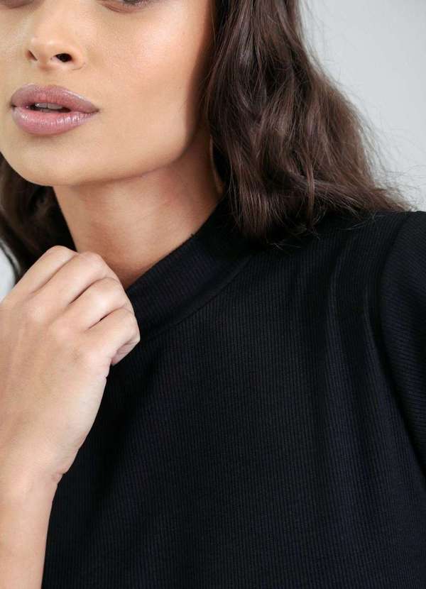 Pop Me - Blusa Manga Curta com Gola Alta em Malha Canelada Preto 3