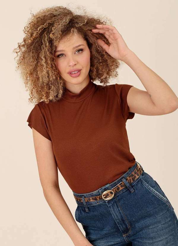 Pop Me - Blusa Manga Curta com Gola Alta em Malha Canelada Marrom