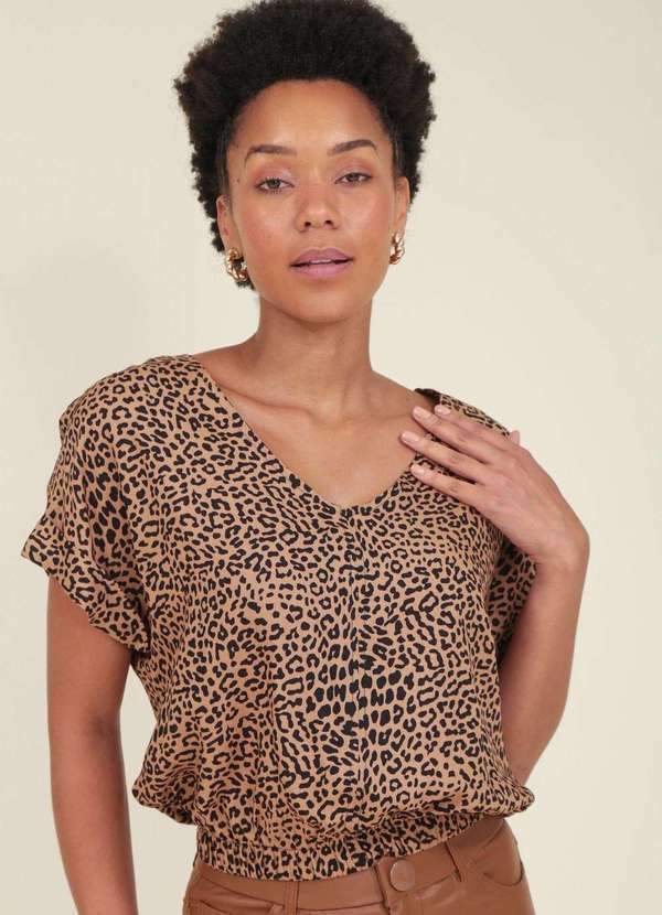 Pop Me - Blusa Viscose Animal Print com Elastico na Barra Manga Curta Bege