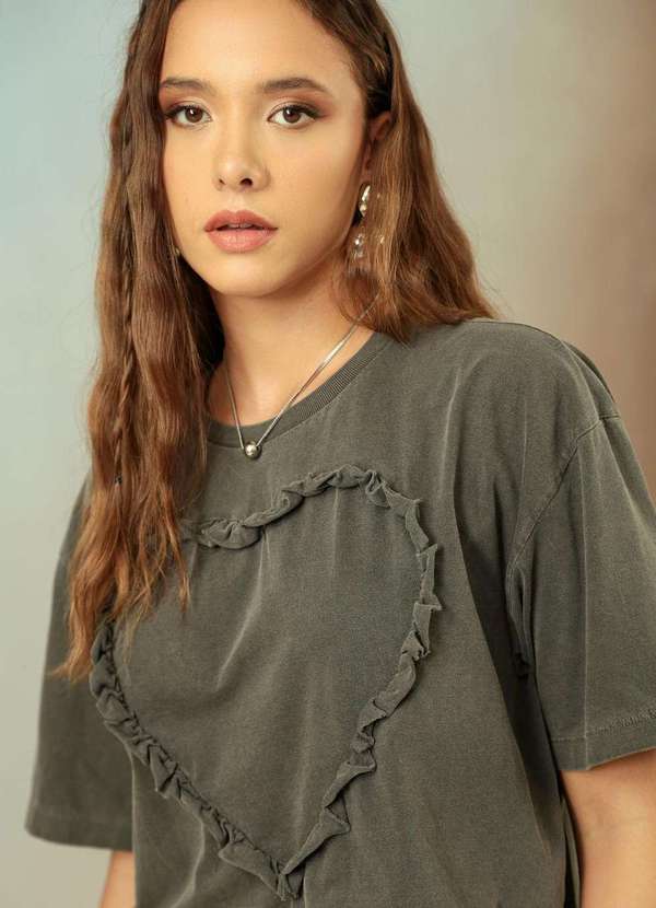 Pop Me - T-Shirt em Meia Malha Estonada com Coracao Babado Cinza 2