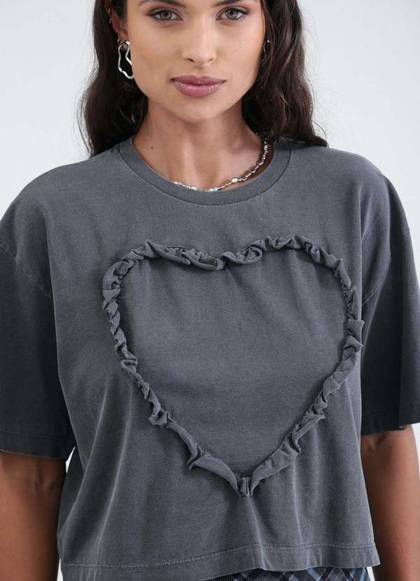 Pop Me - T-Shirt em Meia Malha Estonada com Coracao Babado Cinza 6