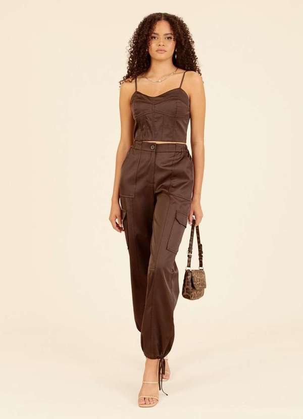 Pop Me - Calca Cargo em Tecido Acetinado Marrom