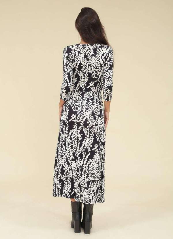 Pop Me - Vestido Midi Malha Manga 7/8 Decote Transpassado Estampa Bicolor Preto 2