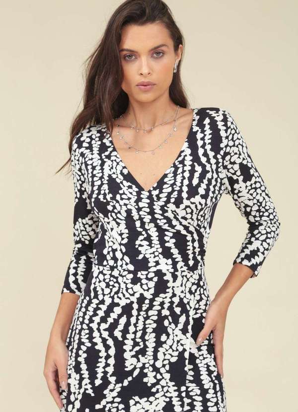 Pop Me - Vestido Midi Malha Manga 7/8 Decote Transpassado Estampa Bicolor Preto 3