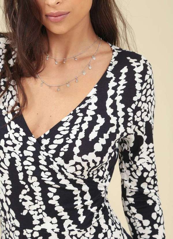 Pop Me - Vestido Midi Malha Manga 7/8 Decote Transpassado Estampa Bicolor Preto 4